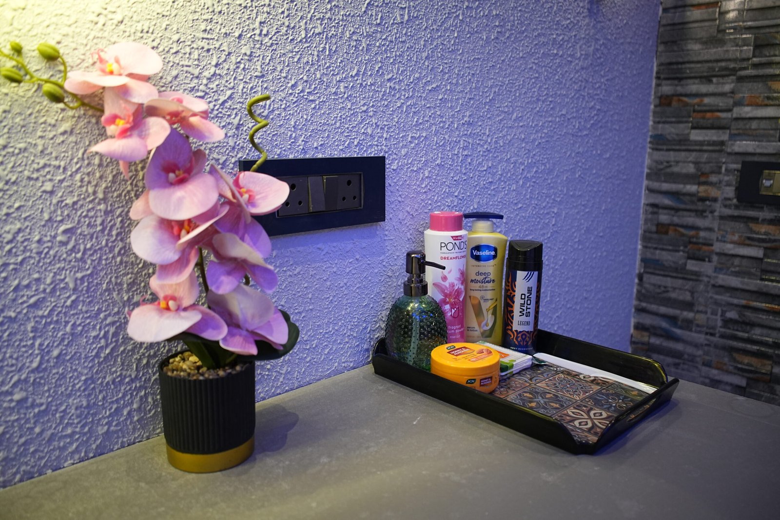 Spa lounge with herbal tea at Vellora Spa.